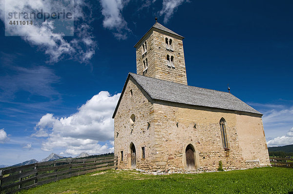 Italien  Südtirol  Jenesien  Ansicht der Kirche mit Bergen im Hintergrund