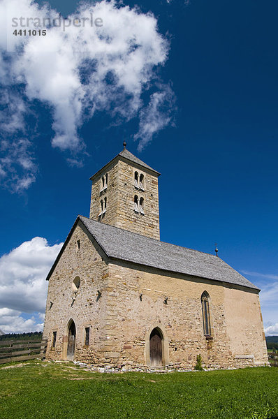 Italien  Südtirol  Jenesien  Blick auf die Kirche