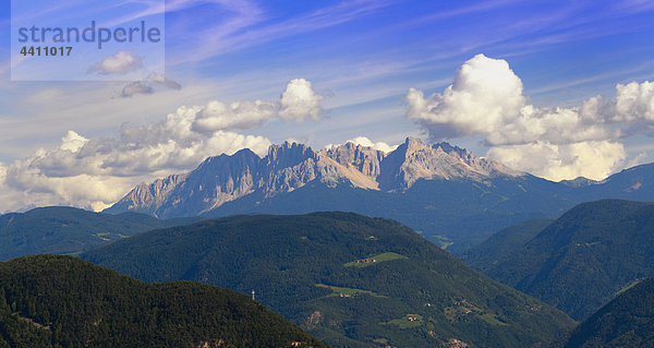 Italien  Südtirol  Ansicht der Dolomitenalpen