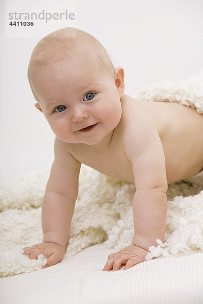 Baby Junge (6-11 Monate) krabbelnd  lächelnd  Portrait
