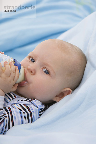 Babyboy (6-11 Monate) mit Babyflasche  Portrait