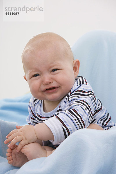 Baby Junge (6-11 Monate) weinend