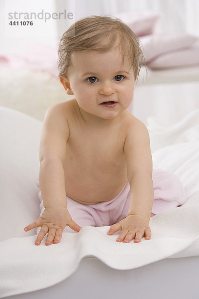 Baby Mädchen (6-11 Monate) lächelnd  Portrait