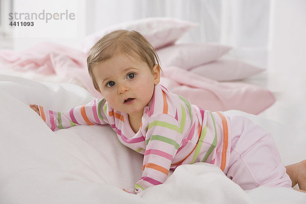 Baby Mädchen (6-11 Monate) kriechend auf Decke