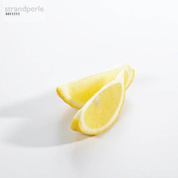 Zitronenscheiben auf weißem Hintergrund