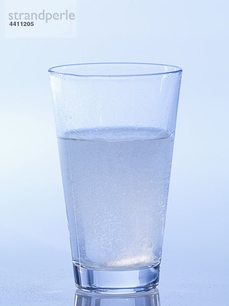 Brausetablette im Wasserglas  Nahaufnahme