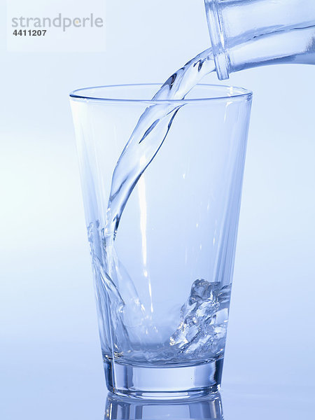 Wasser in Glas gießen  Nahaufnahme