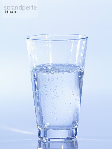 Sprudelndes Glas Wasser  Nahaufnahme