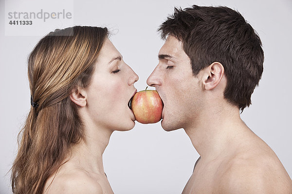 Junges Paar isst Apfel  Augen geschlossen