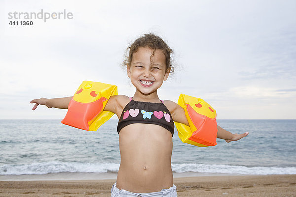 Frankreich  Korsika  Mädchen (2-3) mit Armbinden am Strand  lächelnd  Portrait