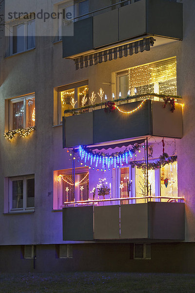 Deutschland  Stuttgart  Appartementbalkon mit Weihnachtsbeleuchtung