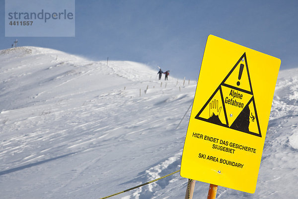 Deutschland  Bayern  Warnschild mit Skifahren im Hintergrund