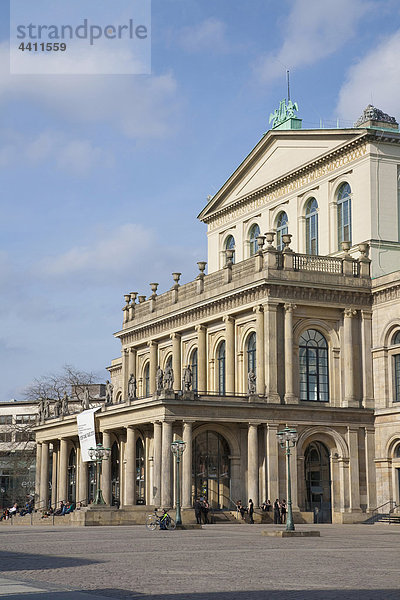 Deutschland  Hannover  Tourist am Opernhaus