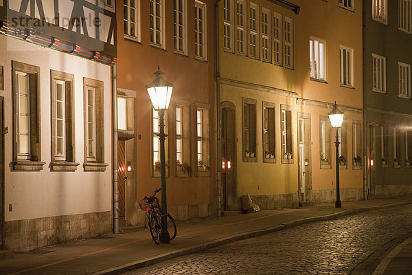 Deutschland  Hannover  Kreuzstraße  Stadtstraße mit Häuserzeile bei Nacht