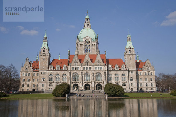 Deutschland  Hannover  Blick auf das Rathaus über den Teich