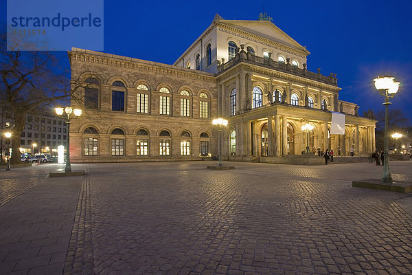 Deutschland  Hannover  Blick auf das beleuchtete Opernhaus bei Nacht
