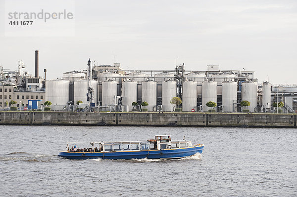 Deutschland  Hamburg  Schifffahrt im Fluss mit Fabrik im Hintergrund