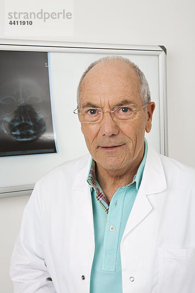 Deutschland  München  Arzt mit Brille  lächelnd  Portrait