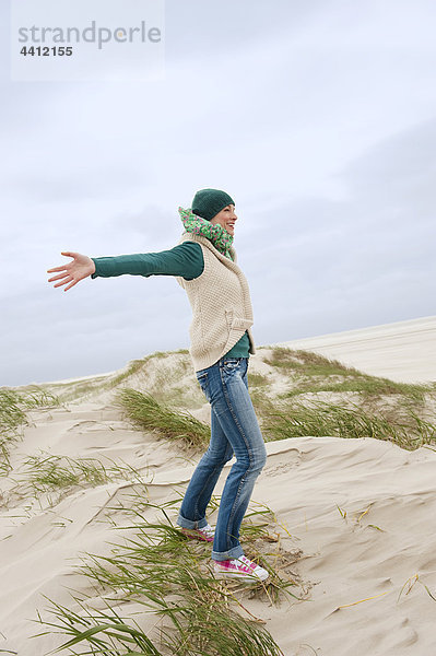 Deutschland  St. Peter-Ording  Nordsee  Frau auf Sanddünen stehend