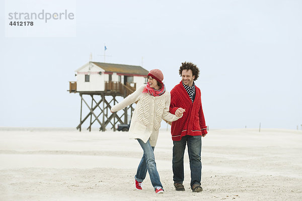 Deutschland  St.Peter-Ording  Nordsee  Paar Wandern am Strand