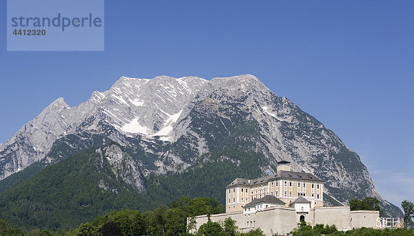Österreich  Steiermark  Ennstal  Trautenfels Blick auf Schloss Trautenfels mit Berg im Hintergrund