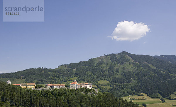 Österreich  Steiermark  Rottenmann  Burg Strechau  Blick auf Gebäude mit Bergen im Hintergrund