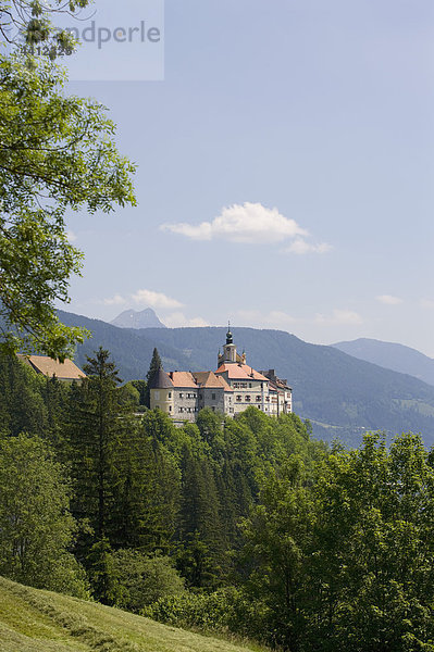 Österreich  Steiermark  Rottenmann  Burg Strechau  Blick auf Gebäude mit Bergen im Hintergrund