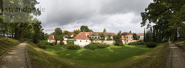 Tschechien  Böhmen  Trebon  Blick auf die Stadtmauer gegen den Himmel