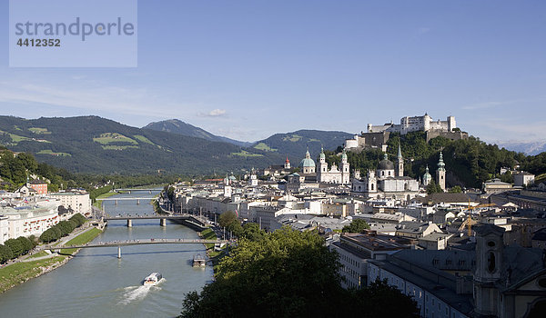 Österreich  Salzburg  Blick auf die Altstadt mit Bergen im Hintergrund