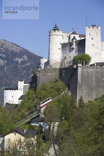 Österreich  Salzburg  Blick auf Schloss Hohensalzburg