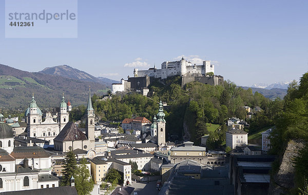 Österreich  Salzburg  Blick auf Schloss Hohensalzburg und Altstadt