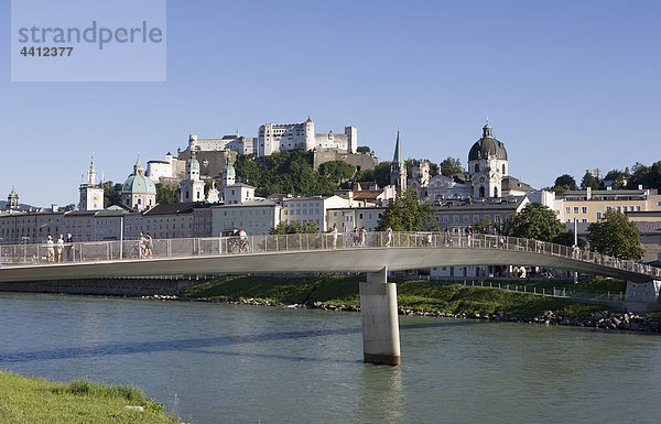 Österreich  Salzburg  Makartsteg  Blick auf Schloss Hohensalzburg mit Salzach