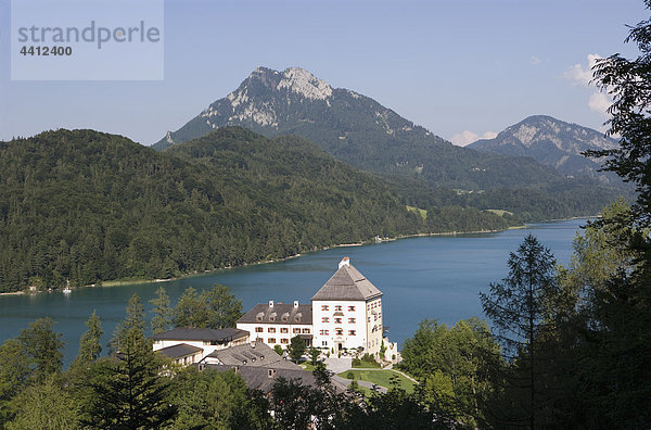 Österreich  Salzkammergut  Schloss Fuschl  Schober  Blick auf den Fuschlsee mit dem Berg