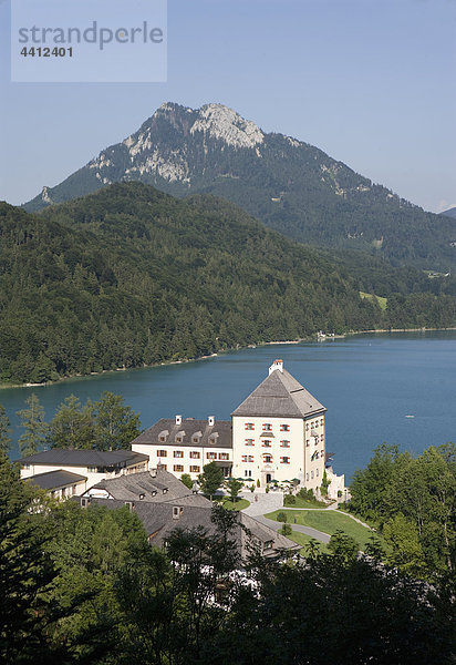 Österreich  Salzkammergut  Schloss Fuschl  Schober  Blick auf den Fuschlsee mit dem Berg