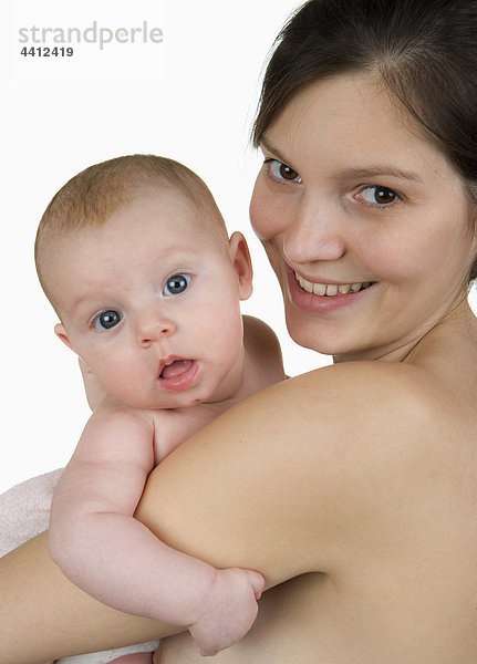 Mädchen (2-5 Monate) mit ihrer Mutter  Nahaufnahme