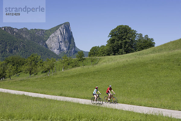 Österreich  Salzkammergut  Mondsee  Drachenwand  Young Couple Biking