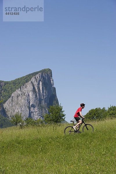 Österreich  Salzkammergut  Mondsee  Drachenwand  Junger Mann auf dem Mountainbike