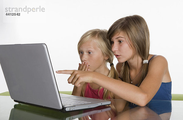 Zwei Mädchen (10-11) beim Blick auf den Laptop