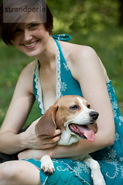 Frau mit ihrem Haustier Beagle