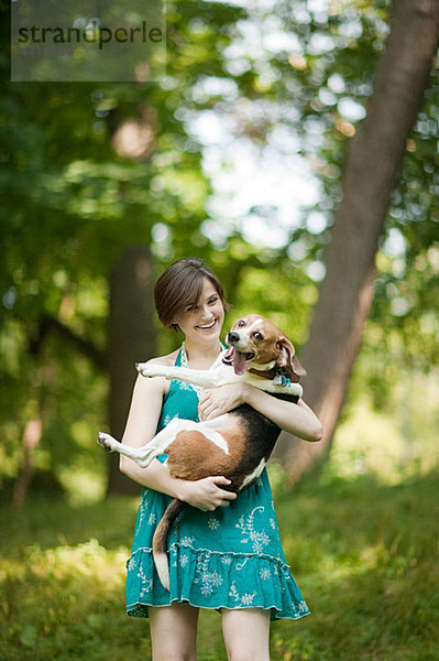 Frau mit ihrem Haustier Beagle