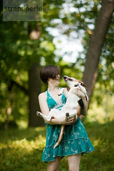 Frau mit ihrem Haustier Beagle