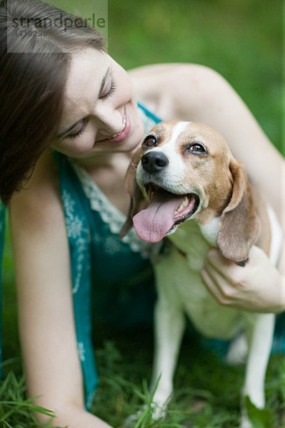 Frau mit ihrem Haustier Beagle