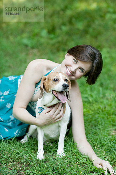 Frau mit ihrem Haustier beagle