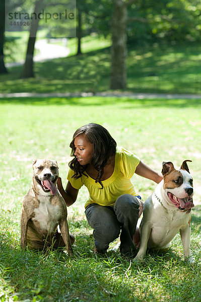 Frau mit ihren zwei Haustier Hunde