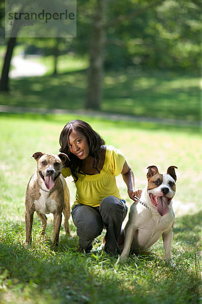 Frau mit ihren zwei Haustier Hunde