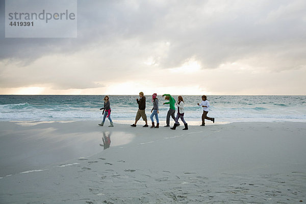 Menschen zu Fuß am Strand