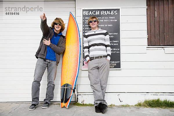 Teenager mit surfboard