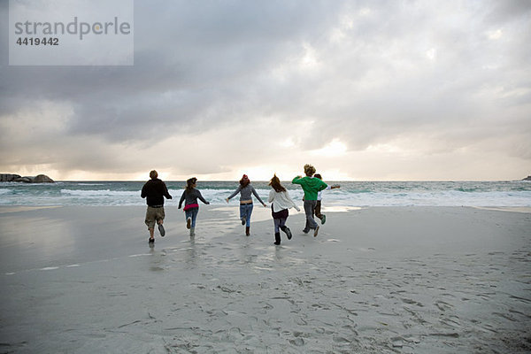 Leute  die am Strand