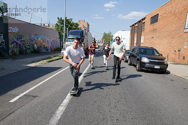Skateboarder auf urbaner Straße