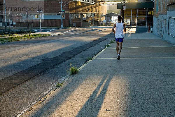 Männlicher Läufer auf städtischer Straße